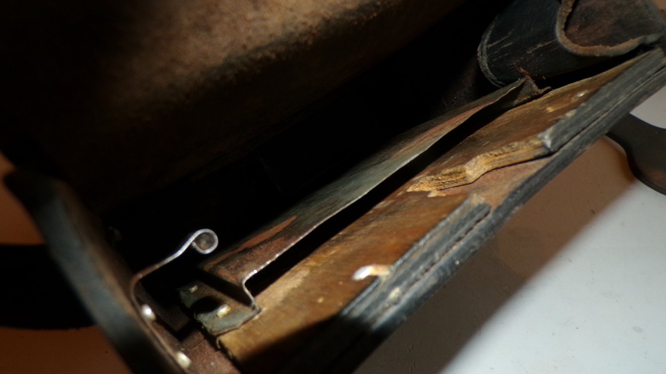 MG13 Gunners tool pouch with content