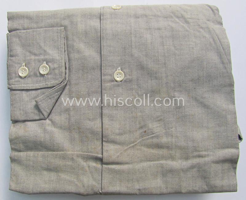 Stunning, WH (LW) 'standard-issue'-pattern, bluish-coloured- (ie. 'blaumelliertes'): 'under-the-tunic'-shirt (ie. 'Diensthemd') being a 'virtually mint- ie. unissued' example that bears a: 'Sievers & Stadtländer-Herford - 42'-marked examp...