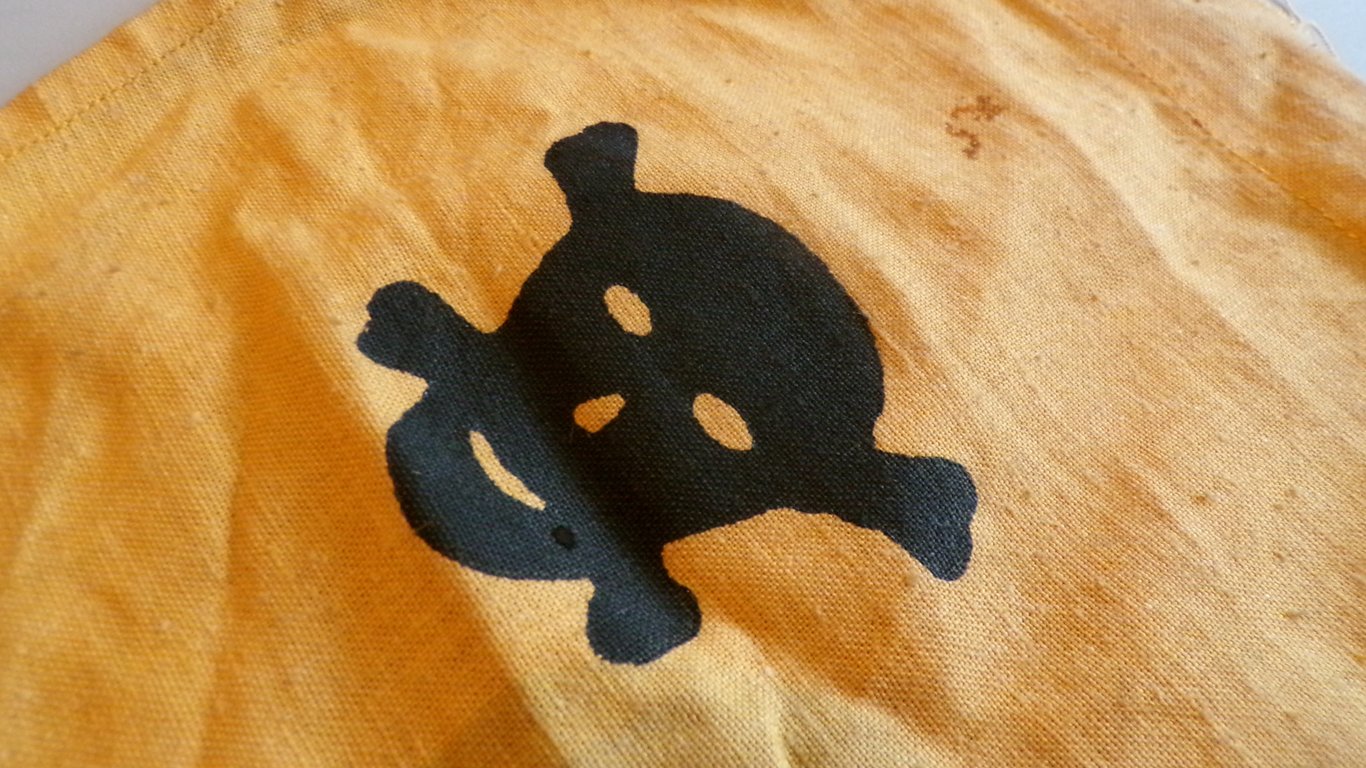 Gas warning pennant (large)