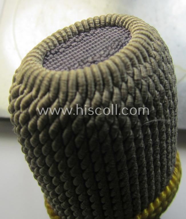 Attractive, bright-yellow- and white-coloured EM- (ie. NCO-) type side-arm knot (ie. 'Portepee' ie.: 'Troddel') as was used for the various WH-bayonets and that comes in an overall very nice- (ie. 'virtually mint- ie. unissued'-), condition