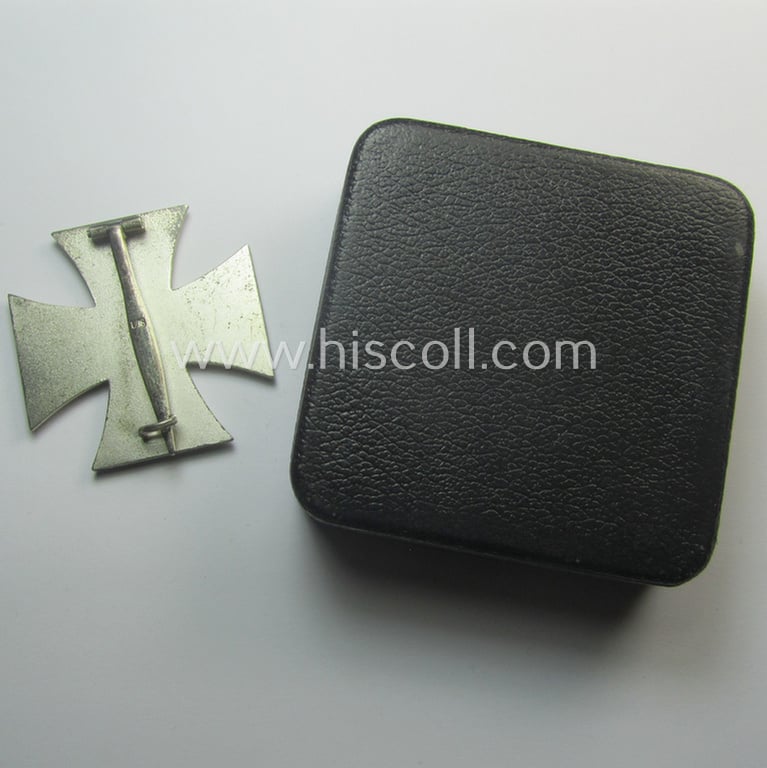 Superb, 'Eisernes Kreuz 1. Kl.' (or: Iron Cross 1st class) being a (typical) maker- (ie. 'L/18'-) marked example as was produced by the maker (ie. 'Hersteller'): 'B.H. Mayer's Kunstprägeanstalt' and that comes in its period (simplified) 'LDO-etui