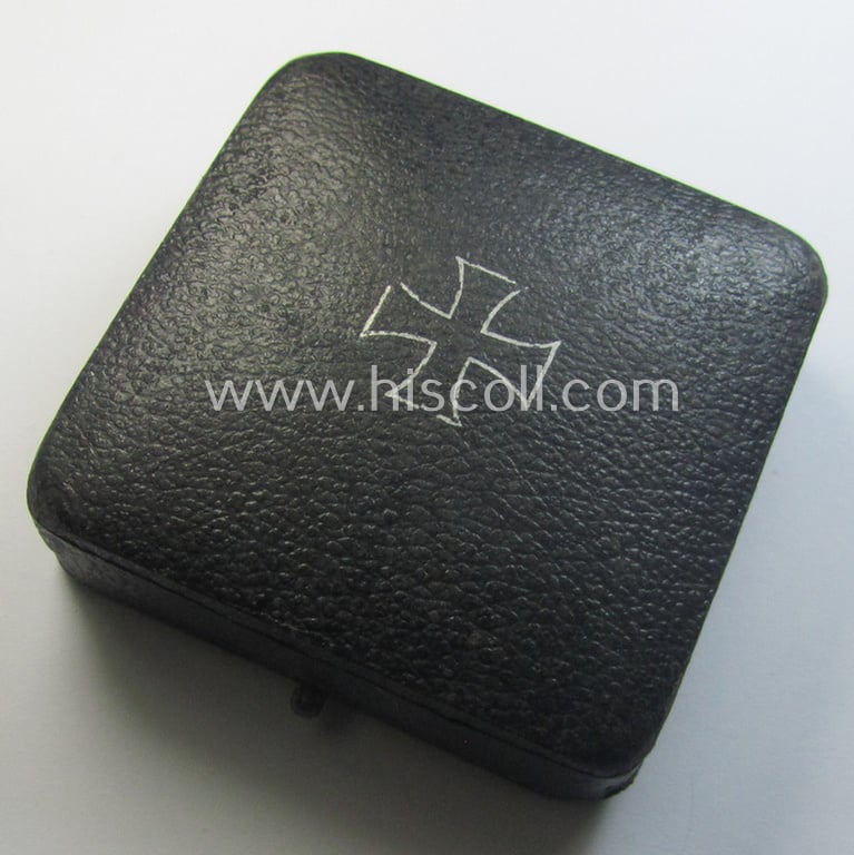 'Eisernes Kreuz 1. Kl.' (or: Iron Cross 1st class) being a (typical) maker- (ie. '100'-) marked example by the maker (ie. 'Hersteller'): 'R. Wächter u. Lange' and that comes in its original etui as issued