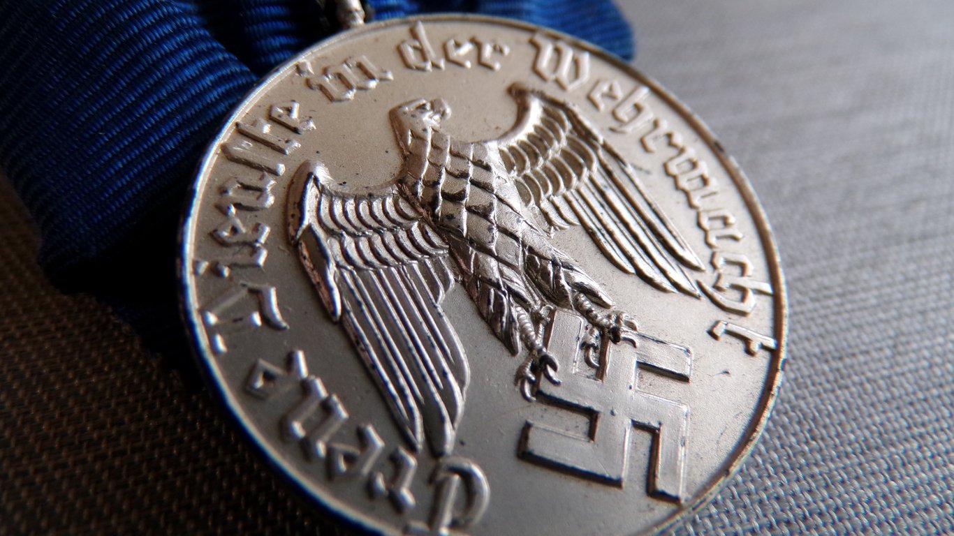 Wehrmacht 4 Years Service Medal with Luftwaffe Droop Tail Eagle