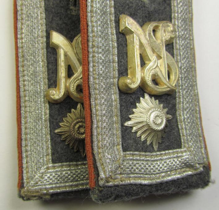 Fully matching - and neatly 'cyphered'! - pair of WH (Luftwaffe) NCO-type shoulderstraps as piped in the light-brown-coloured branchcolour, as was intended for a: 'Feldwebel der Nachrichten-Truppen u. Mitglied einer Nachrichtenschule'
