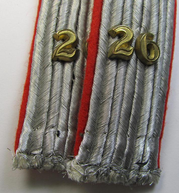 Fully matching, 4-pieced insignia-grouping comprising of a pair of WH (LW) officers'-type shoulderboards and dito collar-tabs as was intended for usage by a: 'Leutnant u. Mitglied des 26. Flakdivisions'