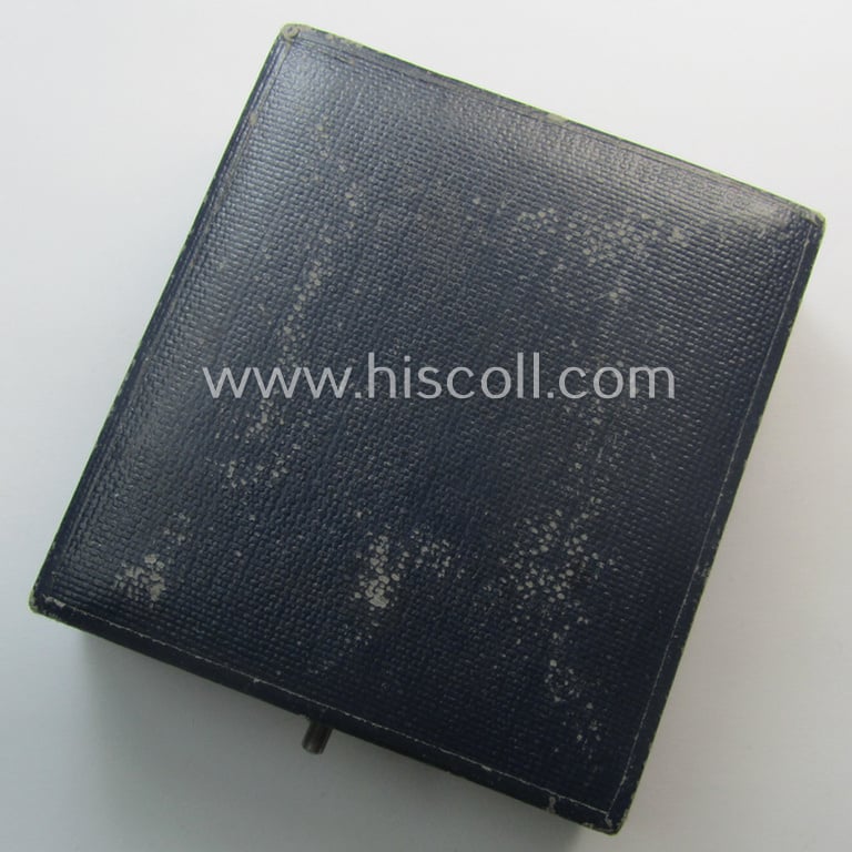 WH (Luftwaffe) war-badge (ie. 'LW-Flugzeugführer-Abzeichen' or: pilots'-war-badge) by the 'Berg & Nolte'-company that came stored in its period (and matching!) etui