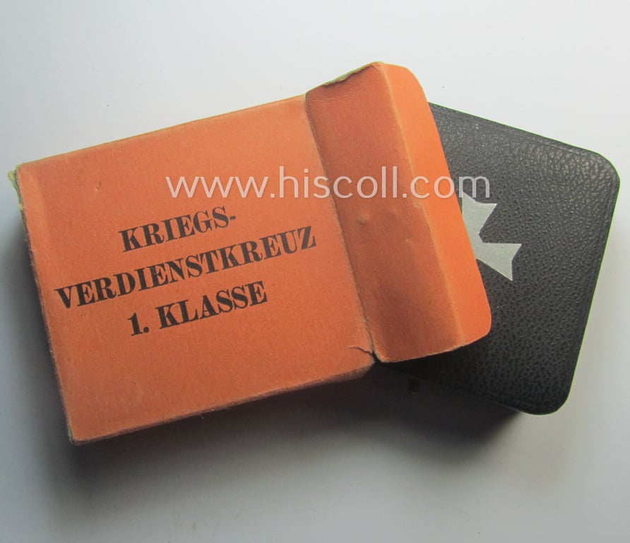 Attractive, medal-set: 'Kriegsverdienstkreuz 1. Klasse ohne Schwertern', being a non-maker-marked specimen that came stored in its original etui and dito orange-toned 'Überkarton'