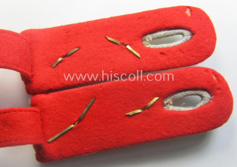 Pair of WH (Heeres) officers'-type shoulderboards as piped in the bright-red- (ie. 'hochroter'-) coloured branchcolour as was specifically intended for usage by a: 'Hauptmann eines (Sturm)Art.-Rgts. o. Abts.'