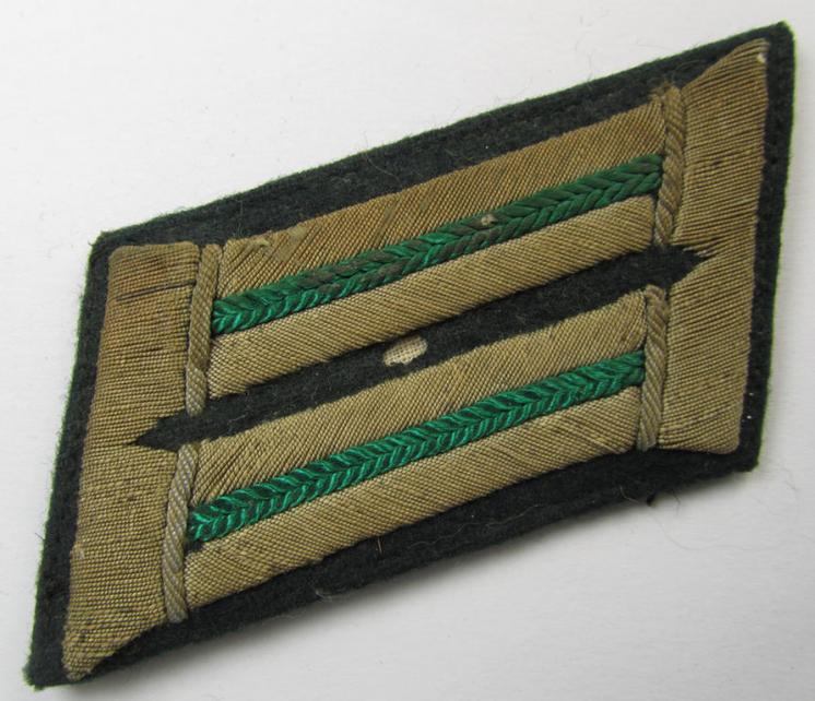 Fully matching pair of WH (Heeres) collar-tabs (ie. 'Kragenspiegel für Offiziere') as piped in the desirable darker-green- (ie. 'grüner'-) coloured branchcolour as was intended for usage by an: 'Offizier eines Gebirgsjäger Regiments'