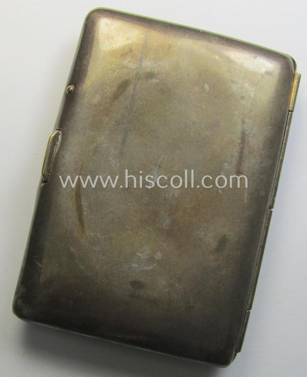 Commemorative, silver-toned 'souvenir'-cigarette-etui' (ie. 'Erinnerungs-Etui') showing an illustration of two dancing ladies and engraved text: 'Zur Erinnerung an den Polenfeldzug 1939 - 234. Reg. - 8.Komp. - gew. von Euerm Oberleutnant W. Lan...