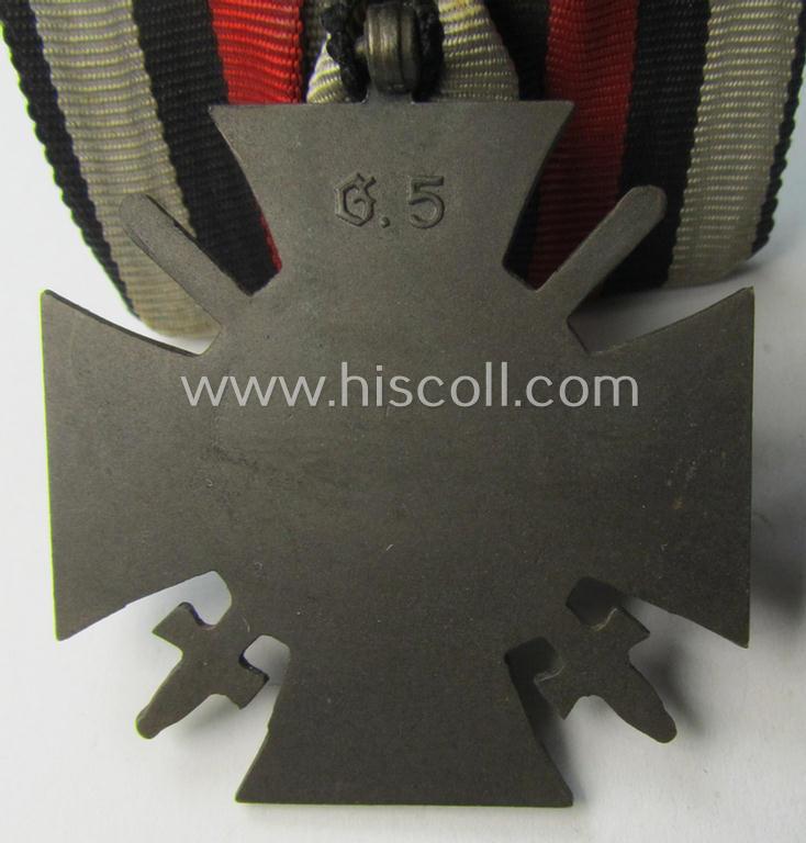 Neat, golden-bronze-toned so-called: 'Einzelspange' showing a: 'Frontkämpferkreuz 1914-18 mit Schwertern' (ie.: 'Kriegsteilnehmerkreuz 1914-18 mit Schw.') being a detailed- and/or zinc- ie. 'Feinzink'-based, specimen