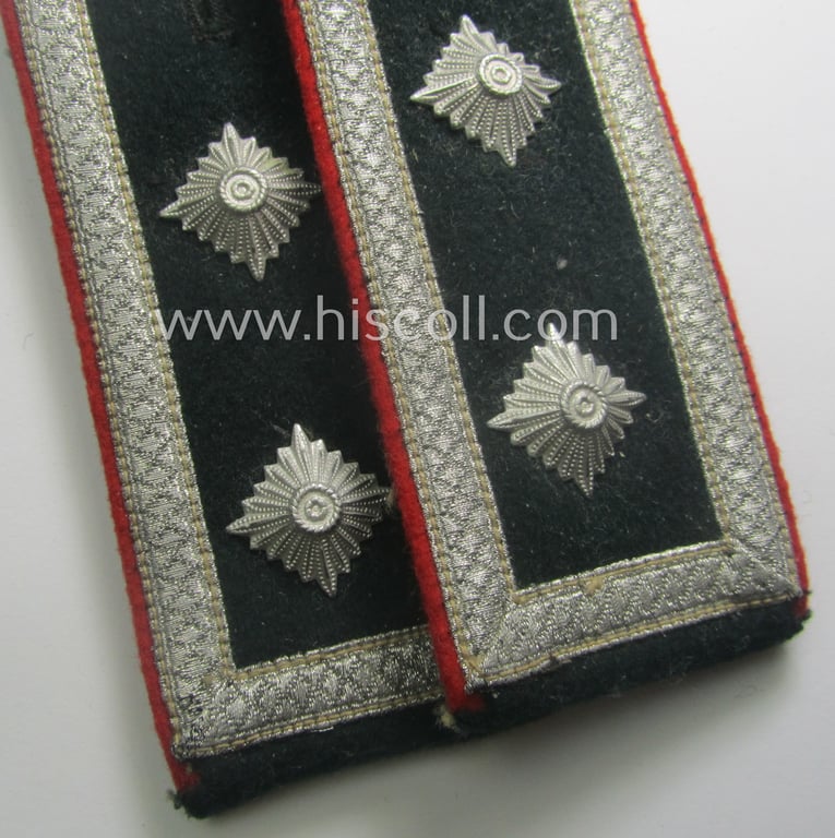 Pair of WH (Heeres) early-war-period- (ie. 'M40'-pattern and typical 'standard-issued') NCO-type shoulderstraps as intended for usage by an: 'Oberwachtmeister eines (Sturm)Art.-Abts. o. Rgts.'