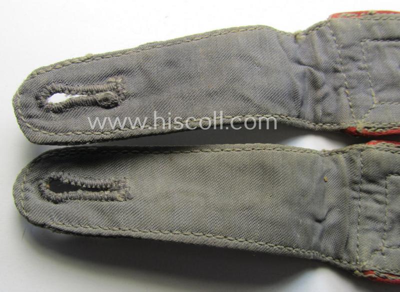 Superb - matching and rarely found! - pair of WH (Luftwaffe) NCO-type shoulderstraps as was executed in typical 'HBT'-type cloth and piped in the bright-red-coloured branchcolour as intended for usage by an: 'Oberwachtmeister der Flak-Artillerie'