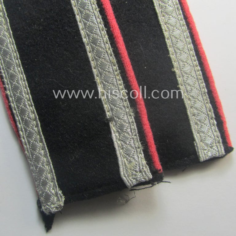 Pair of WH (Heeres) NCO-type shoulderstraps (as was specifically intended to be used on the black-coloured, 'wrap-around'-styled 'Panzer'-tunics) as intended for an: 'Uffz. der Panzer-Trpn.'