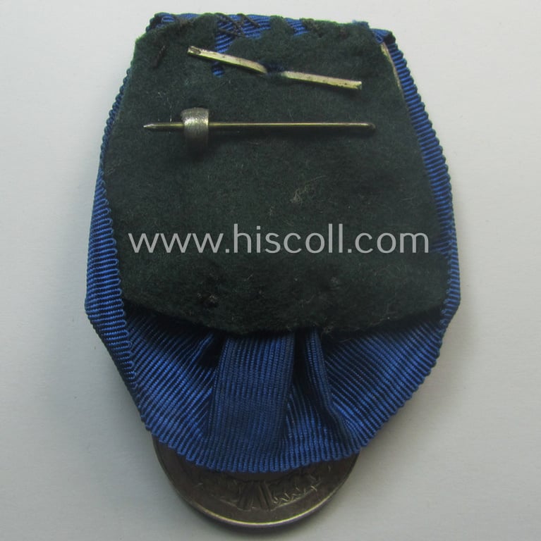 Bright silver-toned WH (Luftwaffe) so-called: 'Einzelspange' showing a: 'WH-Dienstauszeichnung 4. Stufe' (as was intended for 4 years of loyal-service) and that shows a detailed, Luftwaffe-type-eagle-device, period-attached