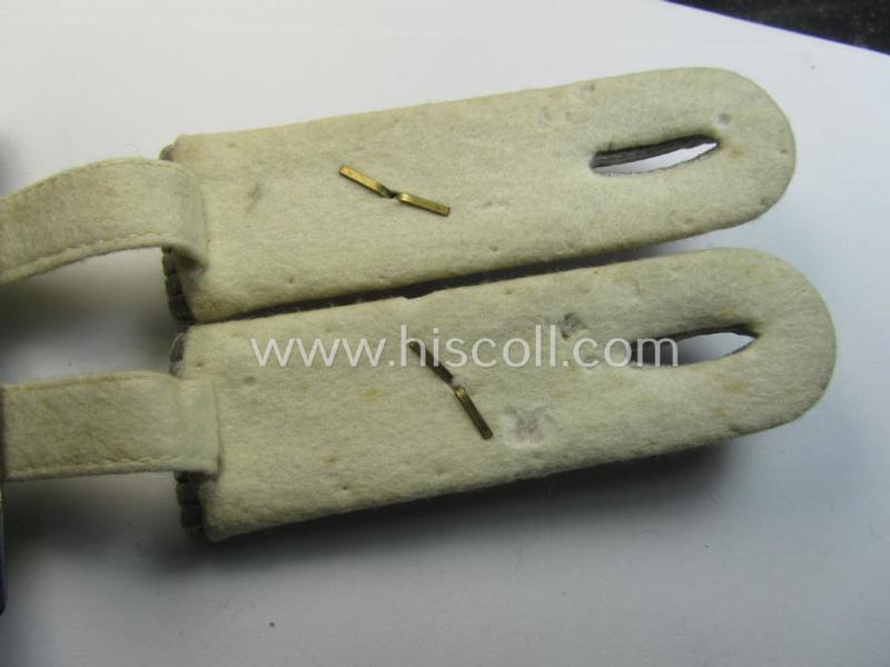 Superb - and fully matching! - pair of WH (Heeres) officers'-type shoulderboards as piped in the white- (ie. 'weisser'-) coloured branchcolour as was intended for an: 'Oberleutnant eines Infanterie-Regiments'