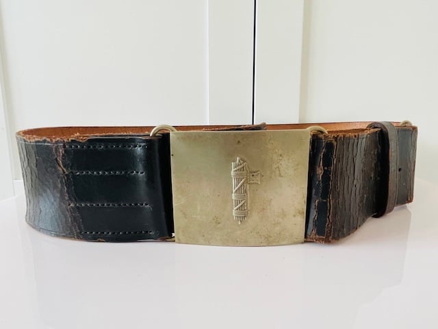 RARE BRITISH UNION OF FASCISTS BELT AND BUCKLE DATING FROM THE EARLY 1930s WITH MAKERS MARK.