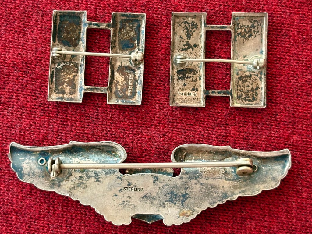 AUTHENTIC USAAF SILVER PILOTS WINGS AND CAPTAIN RANK BARS IN WARTIME BOOTS TIN.