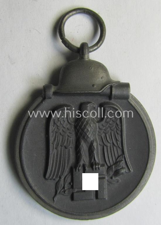 Attractive medal-set: 'Winterschlacht im Osten 1941-42' being a maker- (ie. '110'-) marked- (and/or 'Feinzink'-based) specimen by the maker: 'Otto Zappe' and that comes together with its (non-confectioned) ribbon (ie. 'Bandabschnitt')