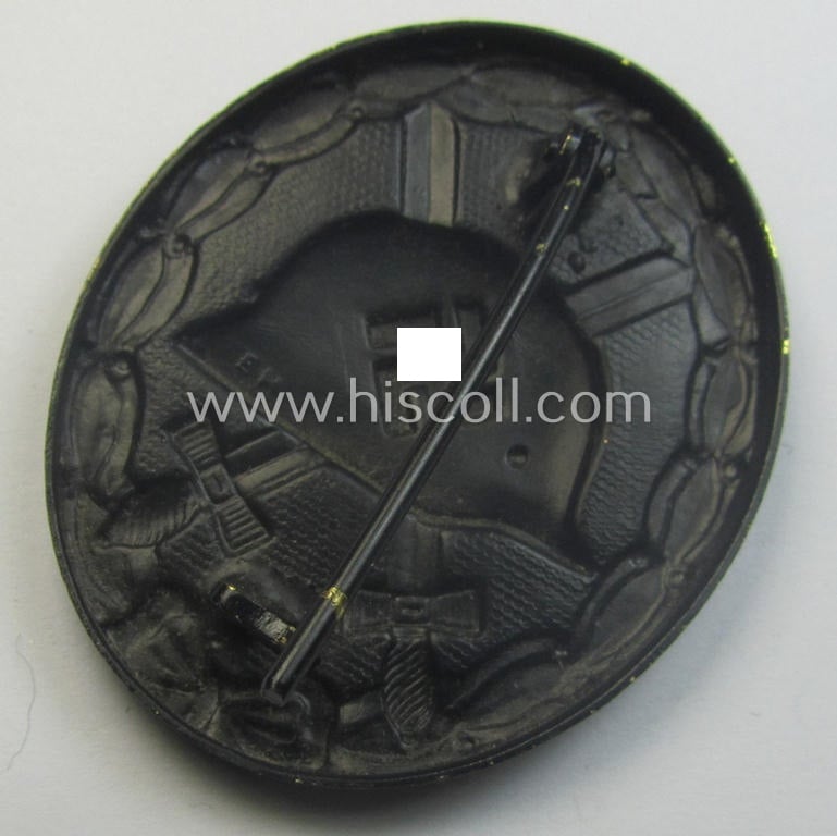 Maker- (ie. 'E.H.'-) marked example of a black-class wound-badge (or: 'Verwundeten-Abzeichen in Schwarz') being an example that was produced by the maker (ie. 'Hersteller') named: 'Eduard Hahn'