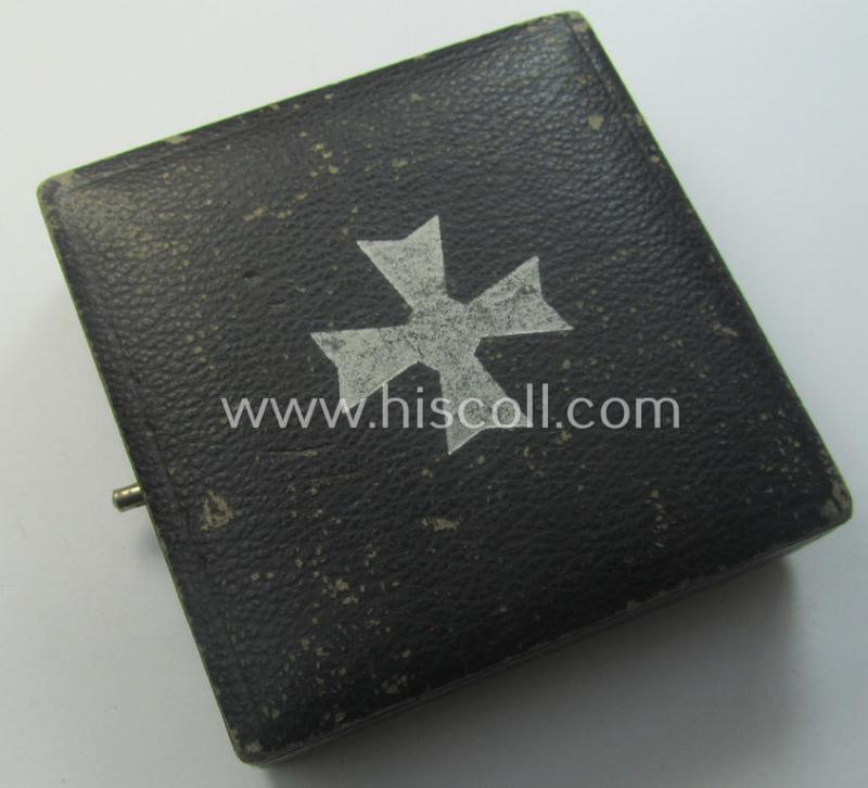 'Kriegsverdienstkreuz 1. Kl. ohne Schwn.' being a clearly maker- (ie. '4'-) marked and/or: 'Buntmetall'-based specimen by: 'Steinhauer & Lück' that comes in its (simplified) etui as issued