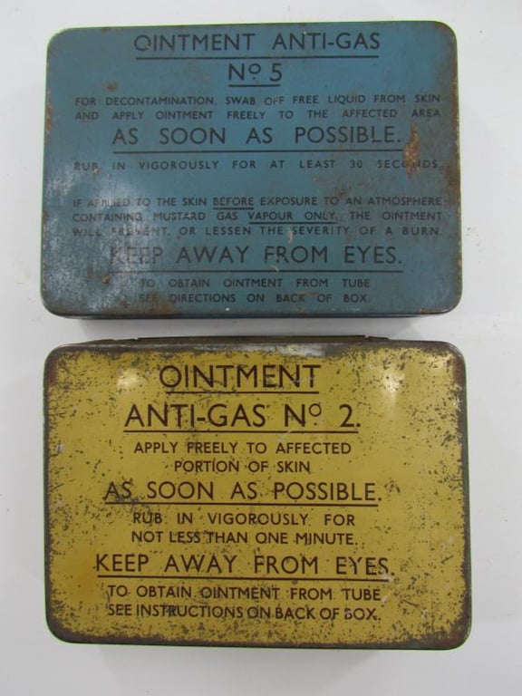 British WWII early type Gasmask in Pouch