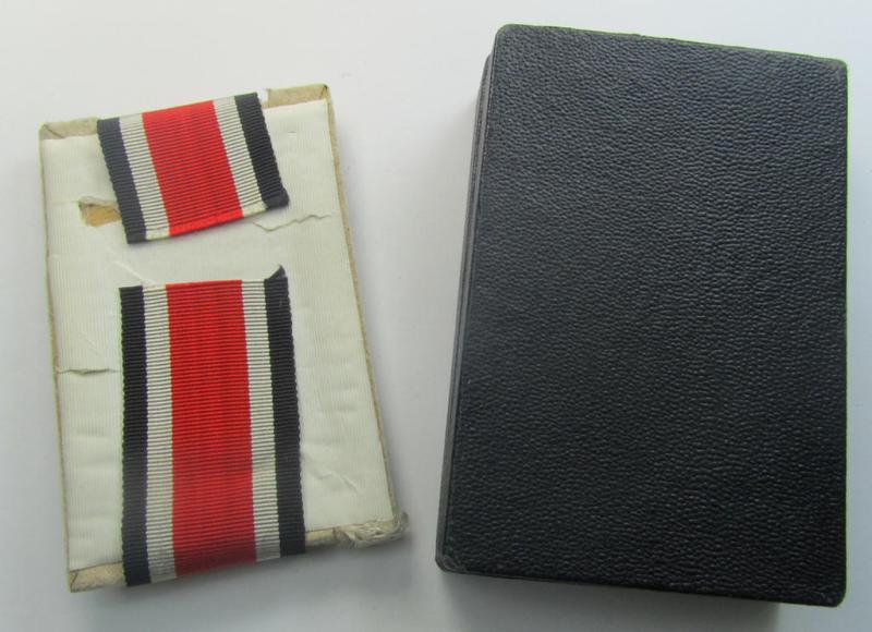 'Ehrenblattspange des Heeres' (or: army honour-roll clasp) being a 'Buntmetall'- (ie. 'Tombak'-) based example by the maker (ie. 'Hersteller') 'Otto Klein & Co.' that comes in its rarely seen black-toned etui