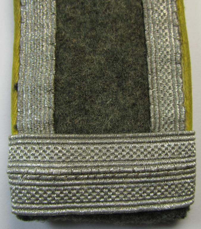 Single - but nevertheless scarcely found! - WH (Heeres) I deem mid-war period- (ie. 'M43'-pattern-) NCO-type shoulderstrap as was intended for usage by an: 'Unteroffizier u. Offiziers-Anwärter der Nachrichten-Truppen'