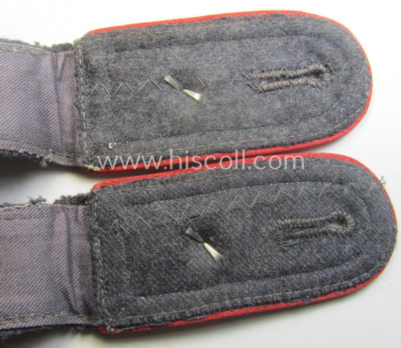 Neat - and/or fully matching! - pair of WH (Luftwaffe) NCO-type shoulderstraps as piped in the bright-red branchcolour as was intended for a: 'Feldwebel o. Wachtmeister der Flak-Art.-Trpn.'