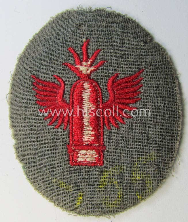 Superb - and actually scarcely encountered! - WH (KM) neatly machine-embroidered, so-called: career- ie. specialist-armbadge (ie. 'Tätigkeits-Abzeichen') as intended for usage by a: 'Küstenartillerie'-staff-member