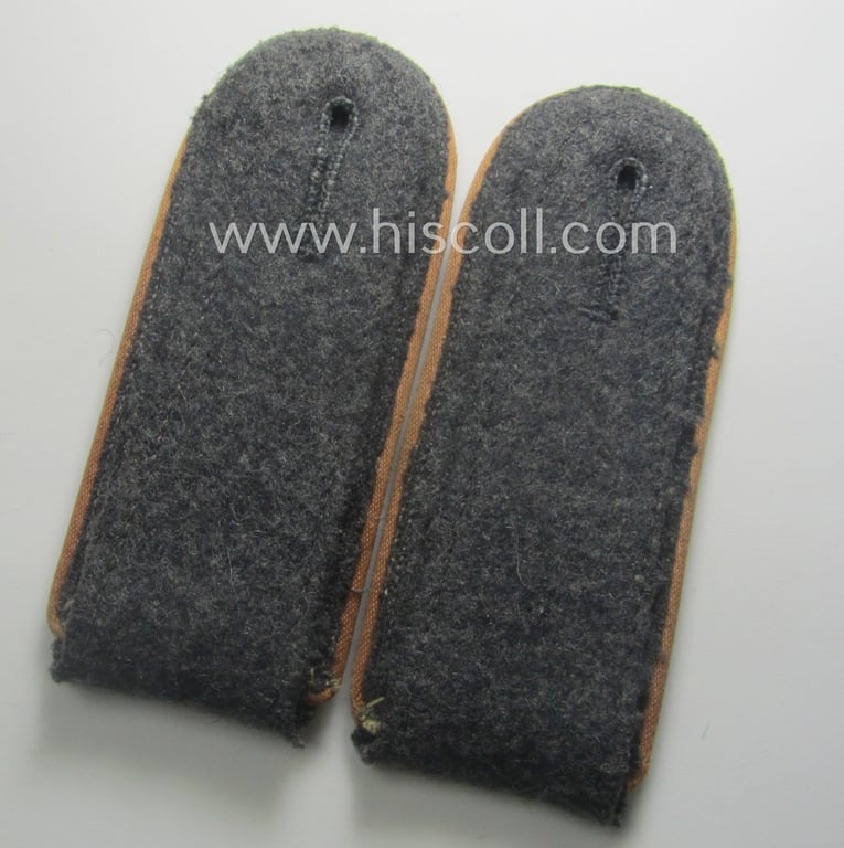 Fully matching - and neatly 'cyphered'! - pair of WH (Luftwaffe) NCO-type shoulderstraps as piped in the light-brown-coloured branchcolour as intended for a: 'Feldwebel der Nachrichten-Trpn. u. Mitglied einer Nachrichtenschule'