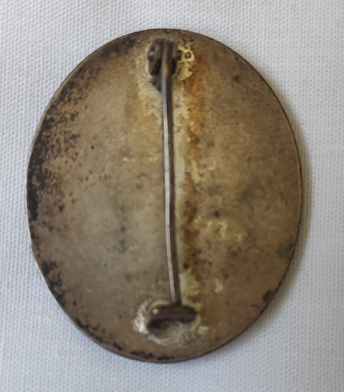 'Verwundeten-Abzeichen in Silber' being a non maker marked version