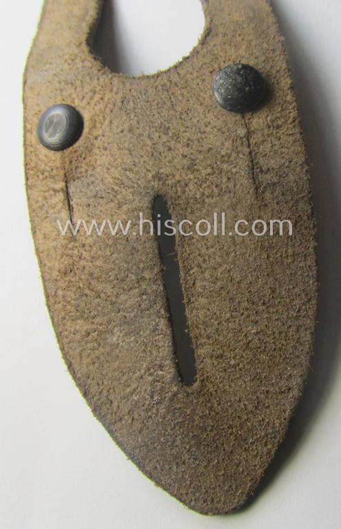 'Standard-issue'-pattern, WH binoculars (ie. 'Dienstglas 6 x 30 o. 10 x 50') so-called: 'anti-movement flap' (or: 'Tragelasche für Dienstgläser') as was executed in black-coloured leather