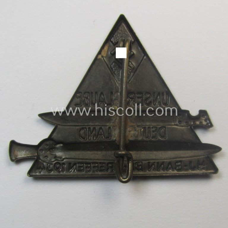 Attractive - and rarely encountered! - HJ- (ie.'Hitlerjugend'-) related 'tinnie' being a non-maker-marked example showing two ancient 'sword'-insignia and text that reads: 'Unser Glaube Deutschland - HJ-Bann B8 Treffen - 1934'
