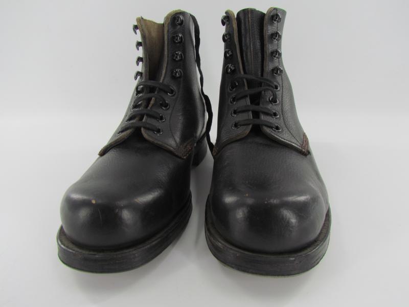 Low Boots ( Schnurschuhe ) with hobnails