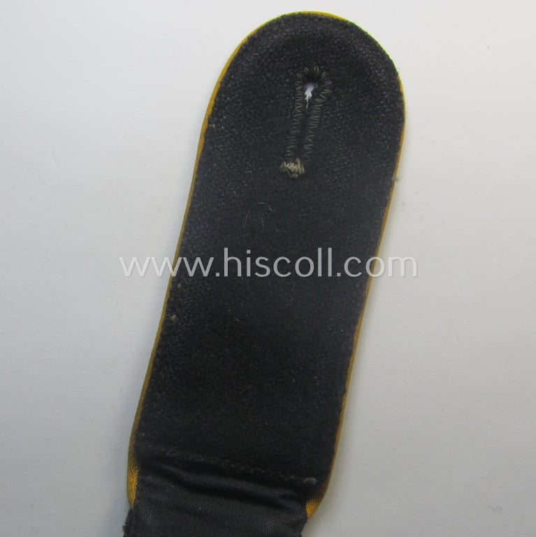 Single, WH (Heeres) early- (ie. pre-) war period, EM-type shoulderstrap (as was specifically intended to be used on the black-coloured, 'wrap-around'-styled 'Panzer'-tunics: 'Soldat der Panzer-Aufklärungs-Trpn.'