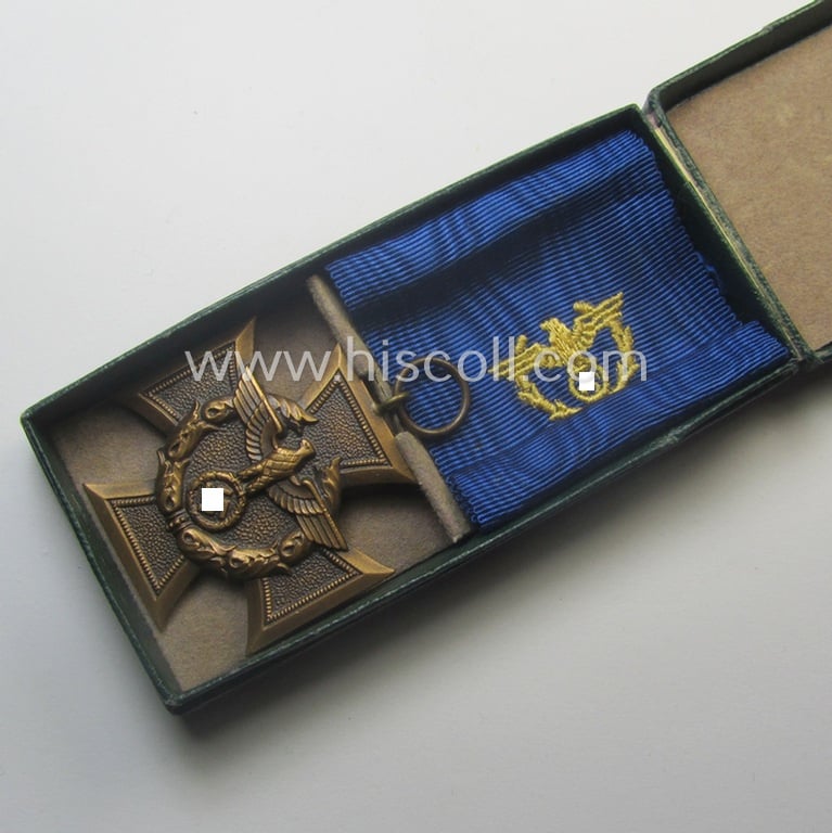 Superb, 'Zollgrenzschütz-Ehrenzeichen' (or: customs loyal-service medal) that comes together with its full-length ribbon (ie. 'Bandabschnitt') and that comes stored in its period (and scacely seen!) etui