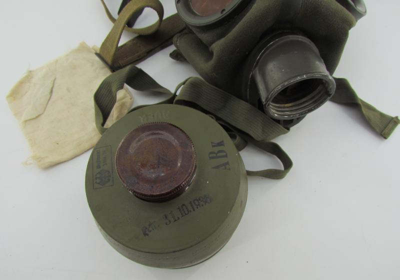 Reichswehr /Wehrmacht Early Short Gasmask Cannister ( complete )