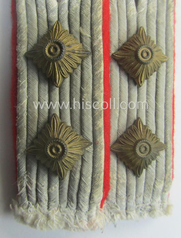 Pair of WH (Heeres) officers'-type shoulderboards: 'Hauptmann eines (Sturm)Artillerie-Rgts. o. Abtgs.'