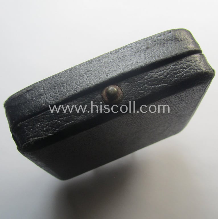 Attractive - albeit empty! - luxuriously-styled etui as was specifically intended to store an: 'Eisernes Kreuz 1. Klasse' (or: Iron Cross 1st class) that comes in an overall nicely preserved condition