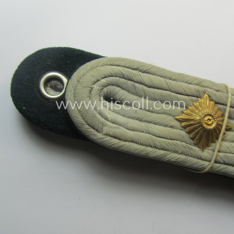 Fully matching WH (Kriegsmarine ie. 'Küstenartillerie') officers'-type shoulderboard-pair (that comes mounted onto its unsually seen: 'Auf der Steg'-mounting): 'Oberleutnant eines Küstenartillerie-Abtgs.'