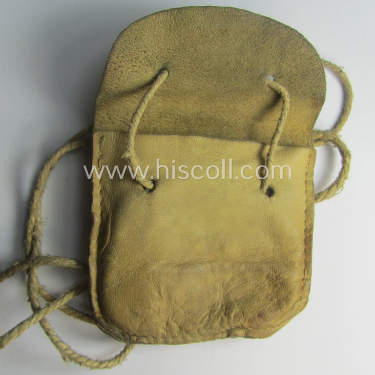 Natural-coloured- and/or genuine leather-based etui (ie. 'Tragetasche') as was intended to store an ID-disc (ie. 'Tragetasche für Erkennungsmarke') and that comes in a just minimally used- ie. worn, condition