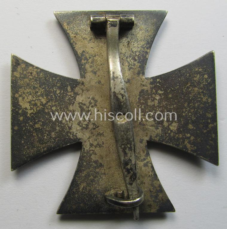 Neat - and clearly used & worn! - 'Eisernes Kreuz 1. Klasse' (or: Iron Cross 1st class) being (I deem) a later-war-period- and/or neatly maker- (ie. '26'-) marked example by the maker: 'B.H. Mayers' Kunstprägeanstalt' and that comes as issued