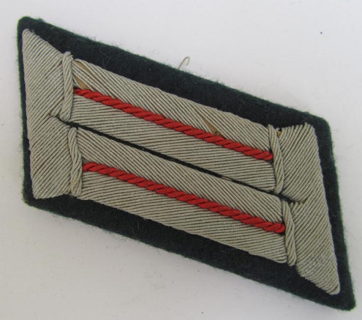 Fully matching pair of WH (Heeres) officers'-type collar-tabs, as was piped in the bright-red-coloured branchcolour as was intended for an: 'Offizier der (Sturm)Artillerie-Truppen'