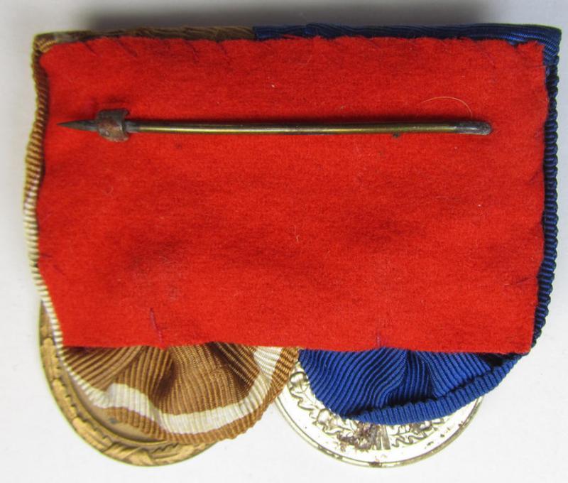 Attractive, 2-pieced WH (Heeres o. KM) medal-bar (ie. 'Orden- o. Doppelspange') showing resp. a: 'WH DA für 4 Jahre t.D.' and a: 'Deutsches Schutzwall Ehrenzeichen' (aka: 'Westwall'-medal)