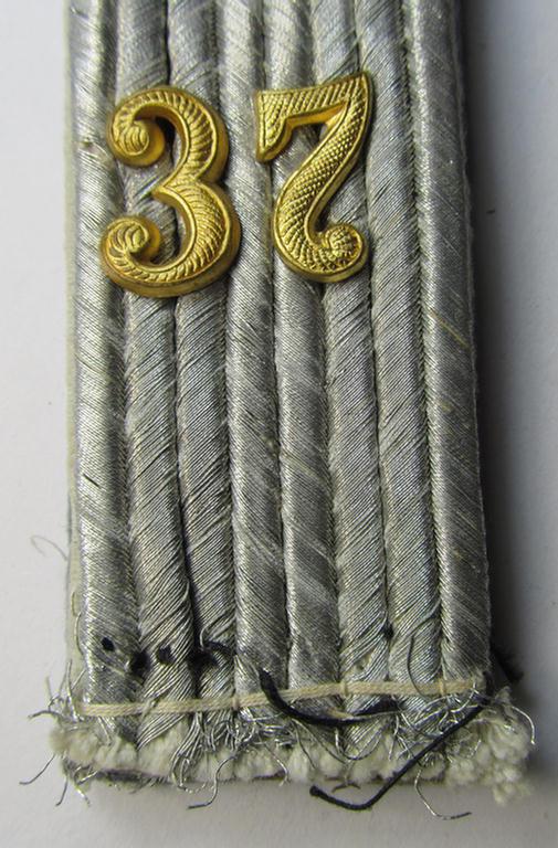 Attractive - albeit regrettably single! - WH (Heeres) neatly 'cyphered', officers'-type shoulderboard  as (dual)piped in the white-coloured branchcolour as was intended for a: 'Leutnant der Reserve des Infanterie-Regiments 37'