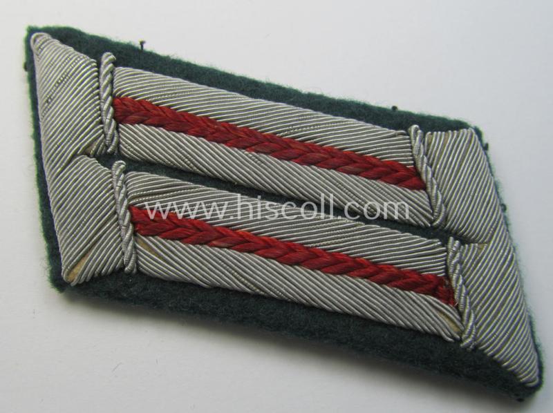 Moderately used - and fully matching! - pair of WH (Heeres) officers'-type collar-tabs, as was piped in the bright-red-coloured branchcolour as was intended for usage by an: 'Offizier der (Sturm)Artillerie-Truppen'