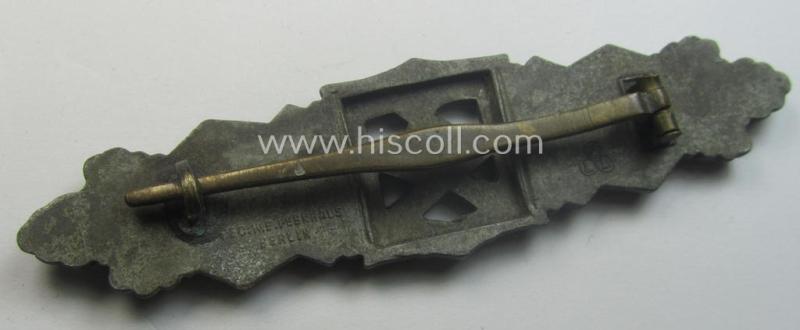 'Nahkampfspange in Bronze' (or: bronze-class close-combat clasp ie. CCC) being a maker- (ie. 'FLL'-) marked- and minimally converse-shaped so-called: '3rd pattern'-specimen as was produced by the maker- (ie. 'Hersteller') 'Friedrich Linden'