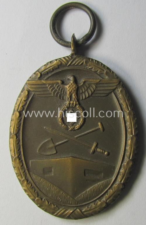 Attractive medal-set: 'Deutsches Schutzwall Ehrenzeichen' (aka: 'Westwall'-medal) being a typical non-maker-marked- and/or 'Buntmetall'-based specimen that comes packed in its original pouch of issue by the: 'Moritz Hausch A.G.'-company