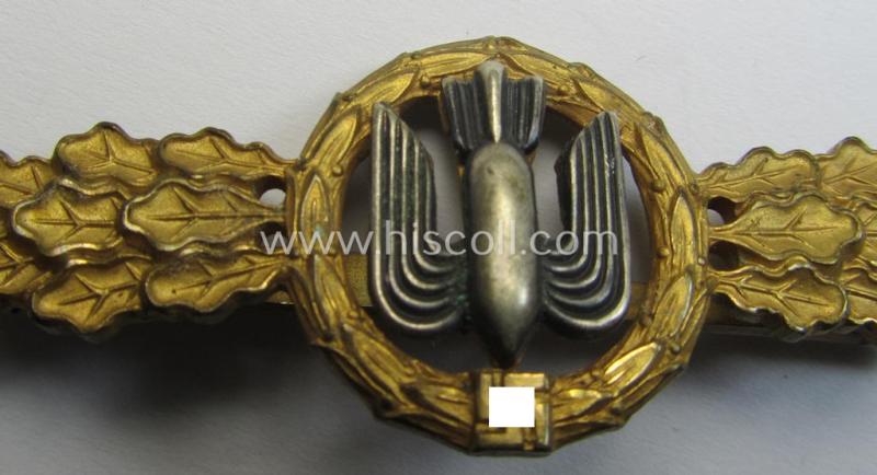 Tombak- (ie. 'Buntmetall'-) based- and/or (typical) non-maker-marked example of a WH (Luftwaffe) 'Frontflugspange für Kampfflieger in Gold' as presumably produced by the: 'C.E. Juncker'-company